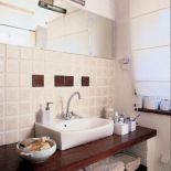 Drewniane dekory komponują się z blatem.