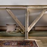 Drewniane belki na poddaszu.