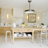 Drewniane meble i surowe ściany. Stara olejarnia zamieniona na loft