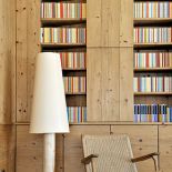 Drewniane meble, sztuka i dizjanerskie lampy.