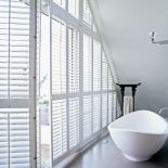 Drewniane okiennice mają obracane lamele. Są odporne na wilgoć. Cena zabudowy okna - od 1600 zł. Aranżacja JASNO SHUTTERS