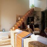 Drewniane schody prowadzą do ogrodu na dachu.