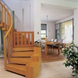 Drewniane schody prowadzą na piętro.