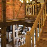 Drewniane schody prowadzą na piętro.