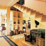 Drewniane schody prowadzą na piętro.