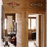 Drewniane ściany i sztuka nowoczesna.