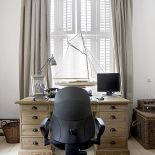 Drewniane, specjalnie postarzane biurko.