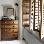 Drewniane żaluzjowe okiennice. Dom jak podróżny kufer