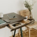 biurko drewniane z szufladami