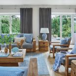 drewniane meble i niebieskie dodatki w salonie