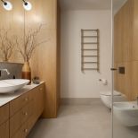 drewniana zabudowa łazienkowa