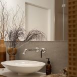 szara łazienka z drewnem