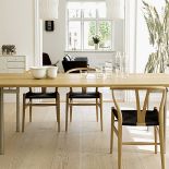 Drewniany blat na metalowych nogach. CARL HANSEN