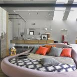 Drewniany dom na skraju lasu urządzony nowocześnie, ale ponadczasowo. We wnętrzu panuje przytulny nastrój i wesołe kolory.