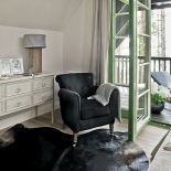 Drewniany dom nad jeziorem. Dwieście kilometrów od krzykliwego miasta, kilka kroków od plaży.