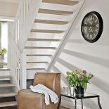 Drewniany dom nad jeziorem. Dwieście kilometrów od krzykliwego miasta, kilka kroków od plaży.