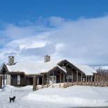 Drewniany dom w górach urządzony w stylu prowansalskim.