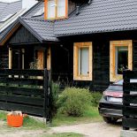 Drewniany dom został przywieziony przez poprzedniego właściciela z Doliny Rospudy.