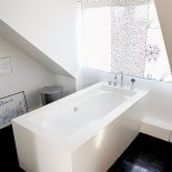 Drewniany dom został przywieziony przez poprzedniego właściciela z Doliny Rospudy. Nowi właściciele dali mu nowe życie.