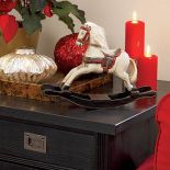 Drewniany koń na biegunach. Choinka sentymentalna