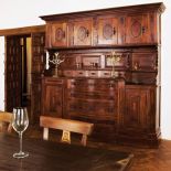 Drewniany kredens dekorują świeczniki z okresu Księstwa Warszawskiego.