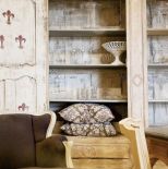 Drewniany kredens. Farma pełna pięknych staroci