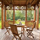 Drewniany, ozdobiony ręcznie wycinanymi koronkami i bajkowymi zawijasami.