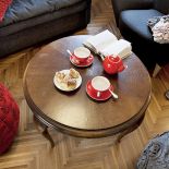 Drewniany parkiet (firma PPHU Andrzej Komosiński) i stolik ze staroci wnoszą do teatralnego wnętrza odrobinę klasyki.