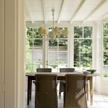 Drewniany stół Helsinki kosztuje 8995 zł, za plecione krzesła Newcastle zapłacimy 1885 zł/szt. DECOLOR