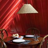 Drewniany stół i krzesła. Poddasze zamku w Staniszowie