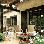 Drewniany stół. Kamienna hacjenda z widokami