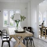 Drewniany stół przyjechał aż z Chin. Thomas znalazł go w sklepie Rosmosegard.