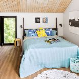 Drewniany sufit w sypialni niczym boazeria.