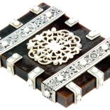 Drewniany wizytownik z Indii, zdobionego kością słoniową, 1870-1890 r., z kolekcji Włodzimierza Hermana, fot. G.