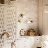 pokój dziewczynki w drewnianym domu