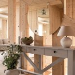 wnętrze drewnianego domu