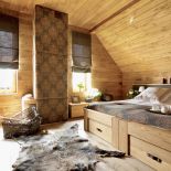 Drewno i naturalne materiały w sypialni.