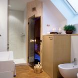 Drewno na podłodze sprawdza sie także w łazience.