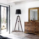 Drewno ociepla chłodną stylizację w sypialni.