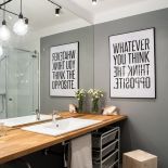 Drewno ociepla surowe betonowe ściany.