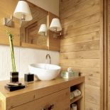 Drewno tworzy ciepły klimat w łazience.