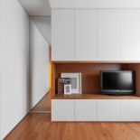 Drewno w nowoczesnym domu sprawia, że stonowana i chłodna kolorystyka schodzi na drugi plan.