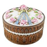 Drezdeńska puderniczka z początku XX w.