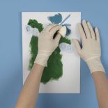 Drobne elementy wzoru malujemy stemplem z gąbki.