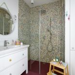 mozaika na ścianie w łazience