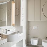 Druga łazienka koło sypialni. Tym razem w stonowanych beżach.