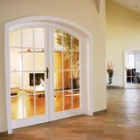 Drzwi bukowe malowane na biało. Cena - 6800 zł. KAMI