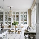 Drzwi do kredensu zrobione z francuskich okien. Oryginalne są także szyby. Wyspa stała kiedyś w kuchni klasztornej.