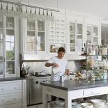 Drzwi do kredensu zrobione z francuskich okien. Oryginalne są także szyby. Wyspa stała kiedyś w kuchni klasztornej.