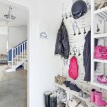 Drzwi do łazienek mają bulaje, a koło schodów wisi drewniany rekin wycięty z drewna starego kutra rybackiego.